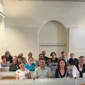 Le tredici guide escursionistiche con il presidente Mario Sacco e i docenti