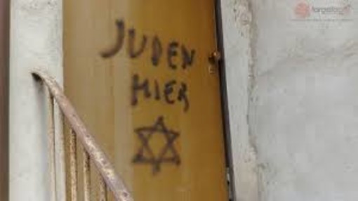 Insieme contro l'antisemitismo. Tre associazioni astigiane contro la scritta comparsa a Mondovì