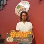 Flavio Lovera, direttore di Albifrutta, con l'albicocca Tonda di Costigliole Saluzzo