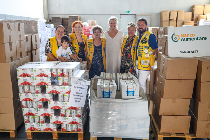 Il Lions Club Storici, Artisti e Presepisti d'Asti sostiene il Banco Alimentare donando 2 tonnellate di cibo Il Lions Club Storici, Artisti e Presepisti d'Asti sostiene il Banco Alimentare donando 2 tonnellate di cibo