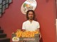 Flavio Lovera, direttore di Albifrutta, con l'albicocca Tonda di Costigliole Saluzzo
