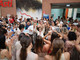 Rita Puja attorniata dalle "modelle per un giorno" in favore di Astro (MerfePhoto)