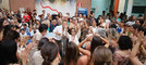 Rita Puja attorniata dalle "modelle per un giorno" in favore di Astro (MerfePhoto)