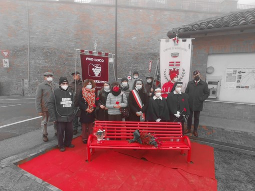 Mongardino ha la sua 'panchina rossa' per dire no alla violenza sulle donne