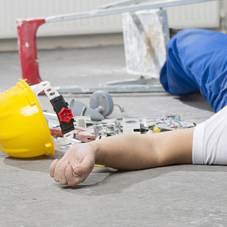 L'immagine fa riferimento a una simulazione di incidente, non a un vero infortunio