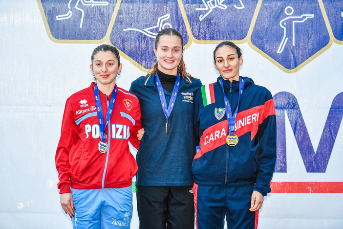Valentina Martinescu (al centro) in uno dei suoi podi stagionali