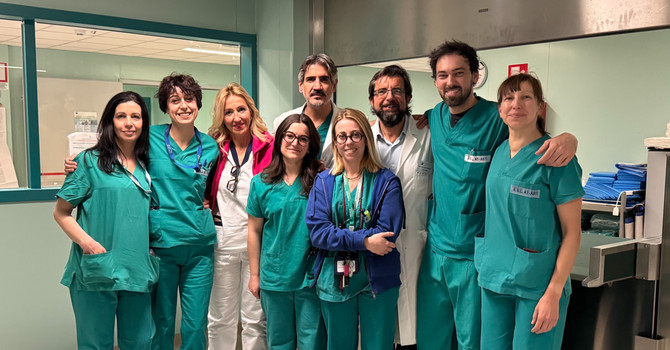 L’equipe della Ginecologia e della Sala Operatoria. Da sinistra Maurizio Di Serio (direttore Struttura complessa di Ostetricia-Ginecologia) Alessandro Bianchi (direttore Struttura complessa di Anestesia-Rianimazione) il ginecologo Andrea Villasco, Roberta Sampietro (coordinatore Day Surgery Sala Operatoria) L’equipe della Ginecologia e della Sala Operatoria. Da sinistra Maurizio Di Serio (direttore Struttura complessa di Ostetricia-Ginecologia) Alessandro Bianchi (direttore Struttura complessa di Anestesia-Rianimazione) il ginecologo Andrea Villasco, Roberta Sampietro (coordinatore Day Surgery Sala Operatoria)