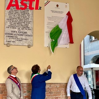 In foto: il momento di scopertura della targa per mano del sindaco Simone Nosenzo