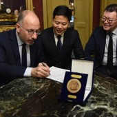 Il momento del conferimento del titolo a Zhao Zhijn