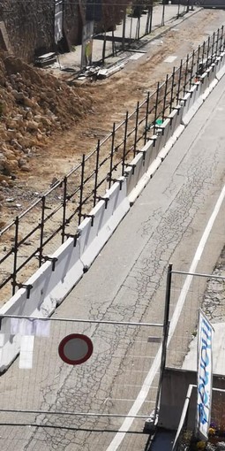 Moncalvo, iniziato lo spostamento della barriera in corso XXV Aprile Moncalvo, iniziato lo spostamento della barriera in corso XXV Aprile