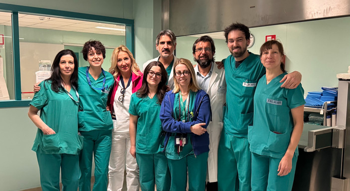 L’equipe della Ginecologia e della Sala Operatoria. Da sinistra Maurizio Di Serio (direttore Struttura complessa di Ostetricia-Ginecologia) Alessandro Bianchi (direttore Struttura complessa di Anestesia-Rianimazione) il ginecologo Andrea Villasco, Roberta Sampietro (coordinatore Day Surgery Sala Operatoria)