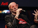 Un grande uomo, un grande giornalista, un fuoriclasse della battuta e della musica. Fai buon viaggio Massimo Cotto, con te una delle tue magliette strambe e gli occhiali rossi