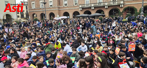 Oltre mille studenti in piazza contro il bullismo: Asti dice no con una voce sola a "quel muro che umilia" [FOTO E VIDEO]