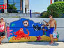 Alessandra Alfieri e Luca Gippa vicino al murales (Ph J.DeM. A.) Alessandra Alfieri e Luca Gippa vicino al murales (Ph J.DeM. A.)