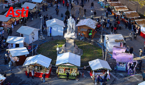 Le immagini del magico Paese di Natale affollato di visitatori (Merfephoto)