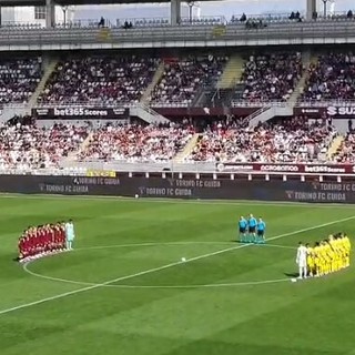 I giocatori raccolti a centrocampo per il minuto di silenzio