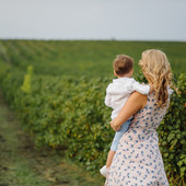 Festa della Mamma nella Granda: tra il primato economico e il volto multiculturale di una natalità che non si arrende