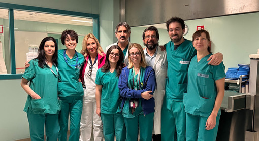 L’equipe della Ginecologia e della Sala Operatoria. Da sinistra Maurizio Di Serio (direttore Struttura complessa di Ostetricia-Ginecologia) Alessandro Bianchi (direttore Struttura complessa di Anestesia-Rianimazione) il ginecologo Andrea Villasco, Roberta Sampietro (coordinatore Day Surgery Sala Operatoria)
