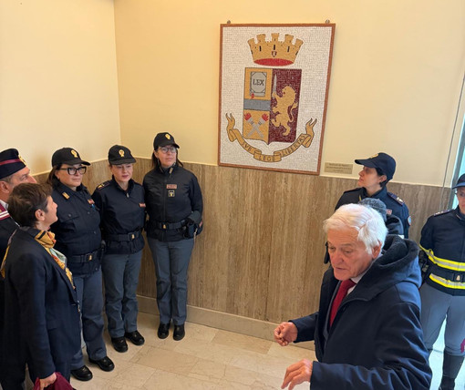 Un mosaico simbolo di amicizia: l'omaggio dell'Anffas alla Polizia di Stato Un mosaico simbolo di amicizia: l'omaggio dell'Anffas alla Polizia di Stato