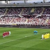 I giocatori raccolti a centrocampo per il minuto di silenzio