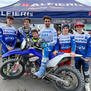 I giovanissimi piloti del Moto club Alfieri ritratti con Davide Soreca