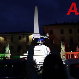 Il tricolore in piazza Roma (MerfePhoto)