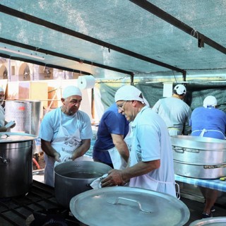 Volontari della Pro loco di Montechiaro impegnati nel corso di una precedente edizione delle Sagre (ph. Merfephoto - Efrem Zanchettin)