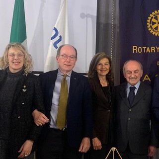 Simone Migliarino (terzo da destra), con il presidente e alcuni dirigenti del Rotary astigiano