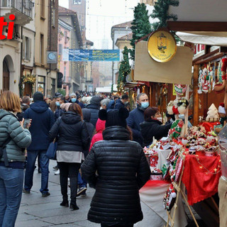 Si tracciano i nuovi stalli del mercato &quot;ad anello&quot; di piazza Alfieri, ma tra i negozianti c'è malumore