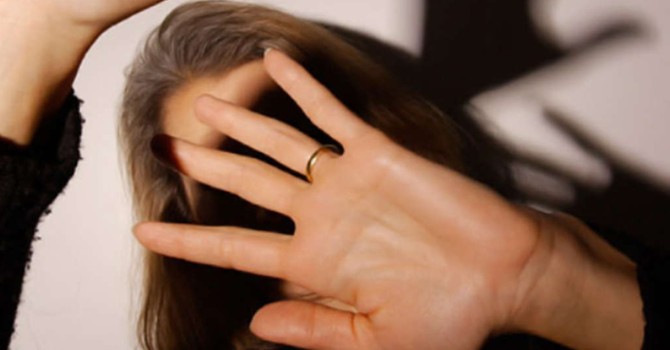 Percosse e umiliazioni davanti ai figli: arrestato un padre violento Percosse e umiliazioni davanti ai figli: arrestato un padre violento