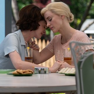 Anne Hathaway e Jessica Chastain in una scena di &quot;Mothers' instinct