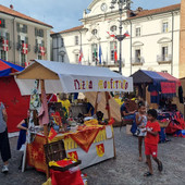 Piazza San Secondo si colora con il mercatino del Palio [GALLERIA FOTOGRAFICA]
