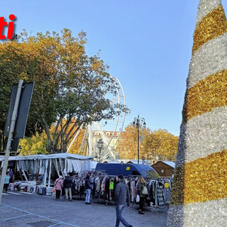 Il mercato di piazza Alfieri tra gli ultimi allestimenti del Magico Paese (Merphefoto)