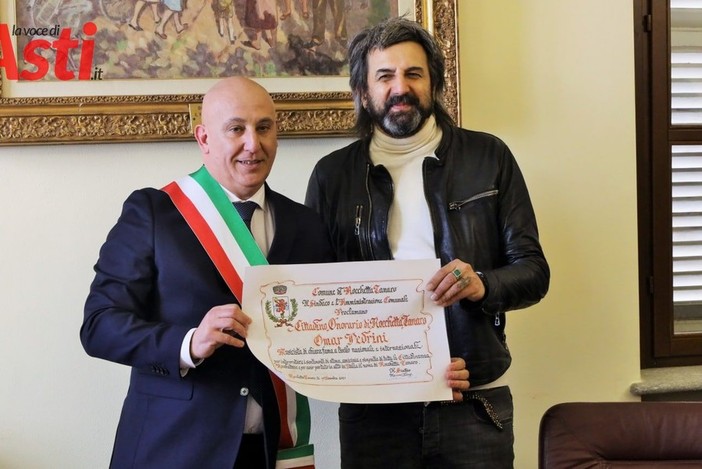 Omar Pedrini con il sindaco di Rocchetta per la cittadinanza onoraria