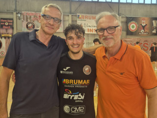 Capitan Merlo tra il presidente Piergiorgio Pascolati (a sinistra nell'immagine) e il main sponsor Bruno Scavino