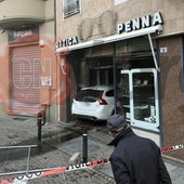 Alba, vettura piomba dentro l'Ottica Penna in piazza Ferrero