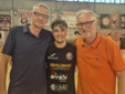 Capitan Merlo tra il presidente Piergiorgio Pascolati (a sinistra nell'immagine) e il main sponsor Bruno Scavino Capitan Merlo tra il presidente Piergiorgio Pascolati (a sinistra nell'immagine) e il main sponsor Bruno Scavino