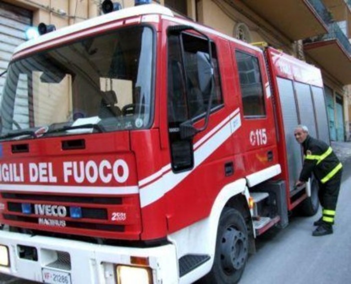 Auto in fiamme a Costigliole d’Asti, incendio vicino all’anfiteatro Auto in fiamme a Costigliole d’Asti, incendio vicino all’anfiteatro