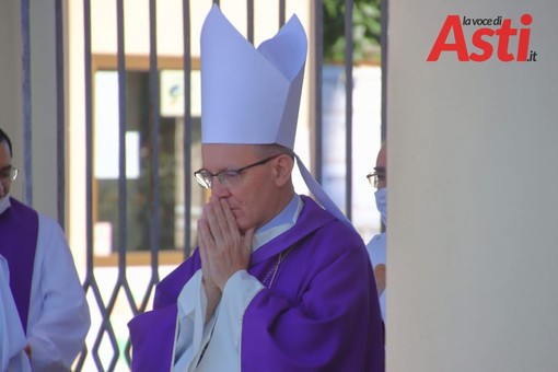 Monsignor Prastaro in un'immagine d'archivio