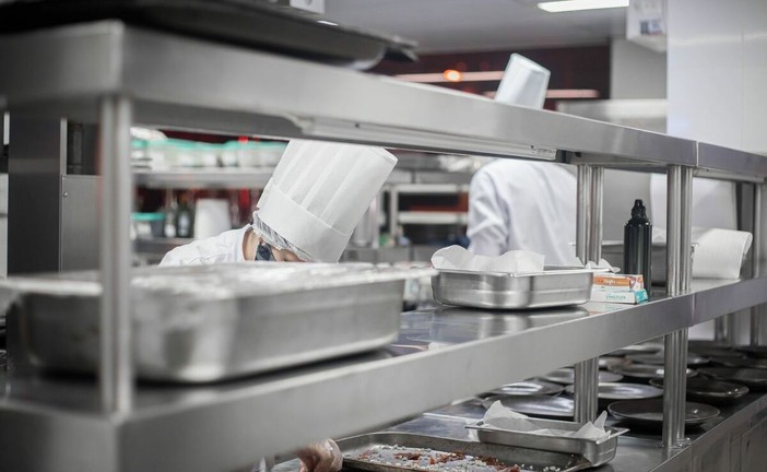 Pensili nella cucina del ristorante: 5 idee per organizzare utensili e stoviglie