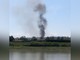 La colonna di fumo vista dalla sponda opposta del Tanaro (immagine dal web)