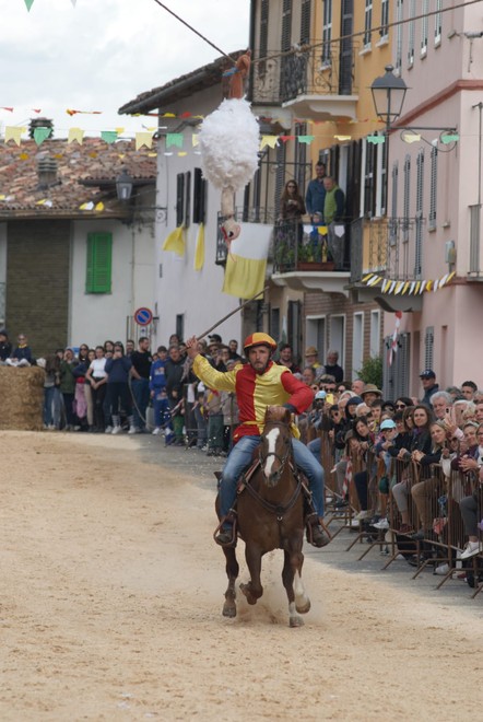 A Tonco torna la Giostra del Pitu: domenica 12 aprile il rito propiziatorio tra processo, condanna e gara equestre A Tonco torna la Giostra del Pitu: domenica 12 aprile il rito propiziatorio tra processo, condanna e gara equestre