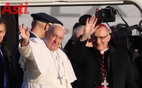 Papa Francesco con il vescovo di Asti, Marco Prastaro (MerfePhoto)