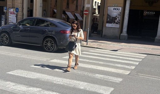 Occhio allo smartphone sulle strisce: il nuovo Codice della Strada potrebbe costare 75 euro ai pedoni Occhio allo smartphone sulle strisce: il nuovo Codice della Strada potrebbe costare 75 euro ai pedoni