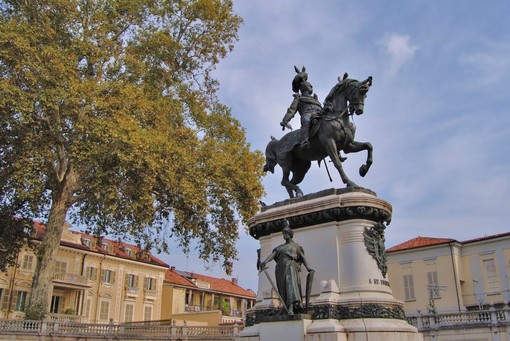 “La storia scolpita”: la Società di Studi Astesi guida la passeggiata tra i monumenti della città