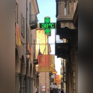 La temperatura registrata da un termometro oggi a Nizza Monferrato alle 18.40 (Foto Neba) - Ndr: immagine inserita solo a scopo giornalistico, in quanto le temperature esposte nall'articolo sono state rilevate da centraline meteo certificate e hanno valenza scientifica
