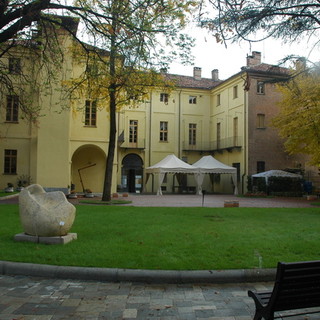 “Metamorfosi”: farfalle tra pittura e scultura a Nizza Monferrato