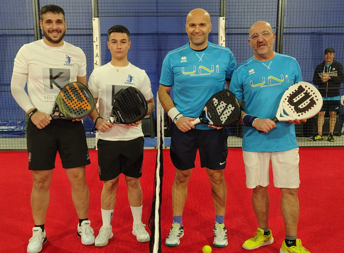 Derossi e Moresco dei Bomber’s vs Romano, Puppione e Santo (sullo sfondo) di Uni Soluzioni protagonisti del match infinito di giovedì sera Derossi e Moresco dei Bomber’s vs Romano, Puppione e Santo (sullo sfondo) di Uni Soluzioni protagonisti del match infinito di giovedì sera