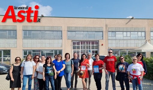 Un presidio all'esterno di Konecta l'estate scorsa Un presidio all'esterno di Konecta l'estate scorsa