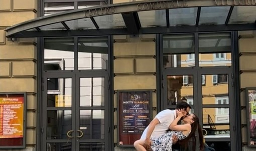 Sposi cercasi: il teatro Alfieri diventa un incrocio di fedi nuziali [VIDEO]